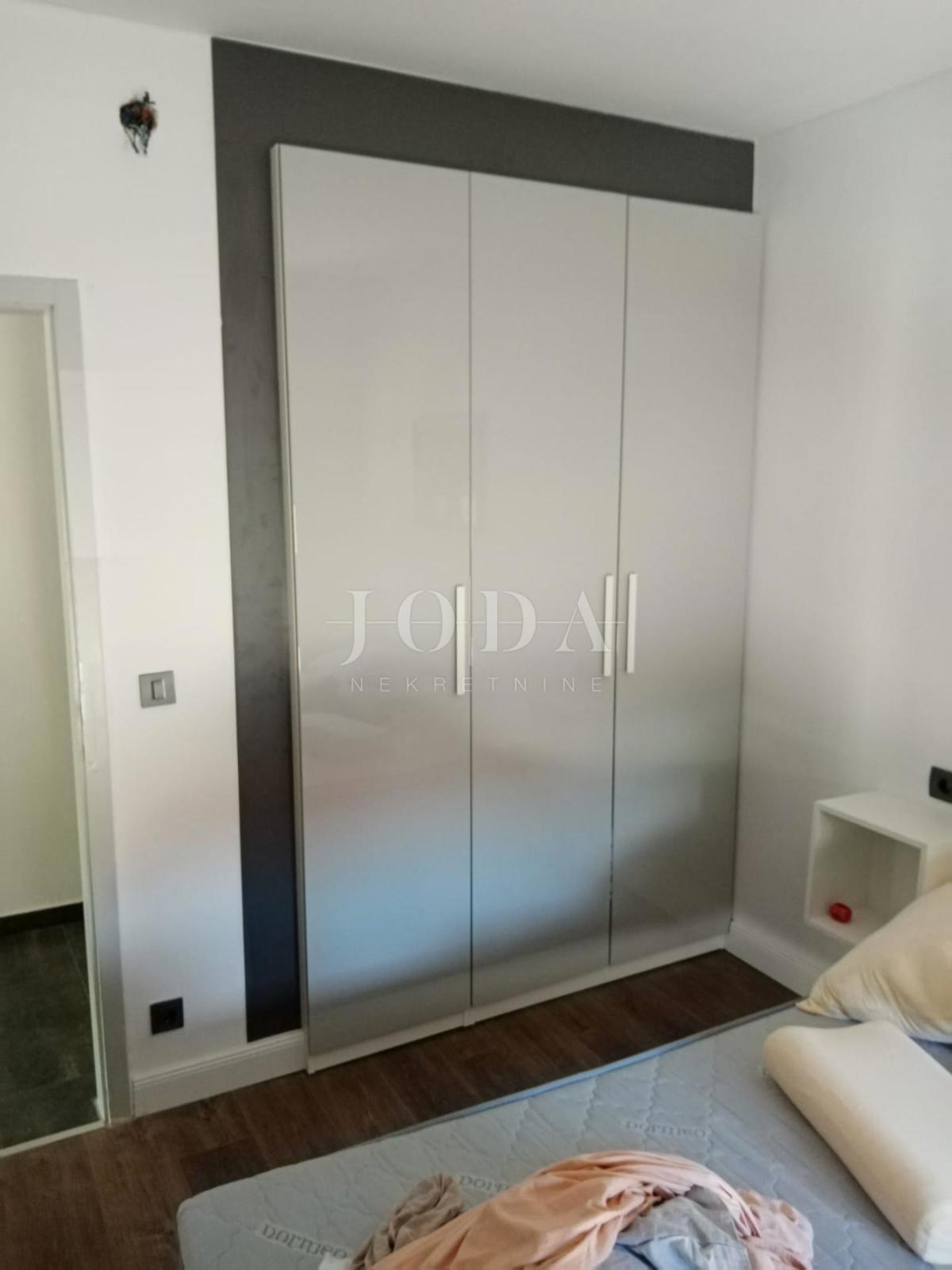 Vodice, hiša s parkiriščem na vrhunski lokaciji