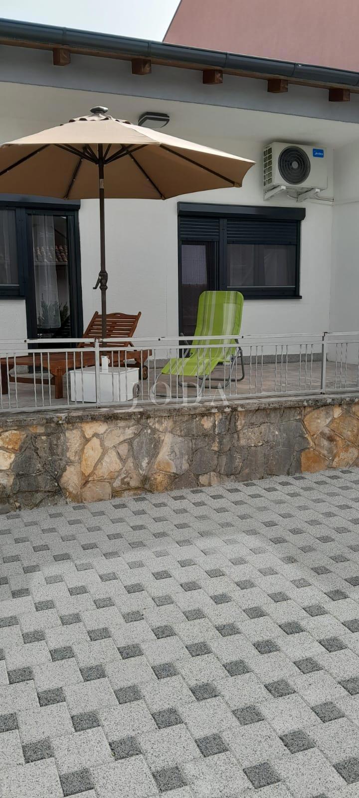 Vodice, hiša s parkiriščem na vrhunski lokaciji