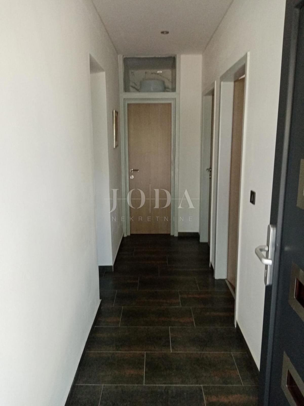 Vodice, hiša s parkiriščem na vrhunski lokaciji