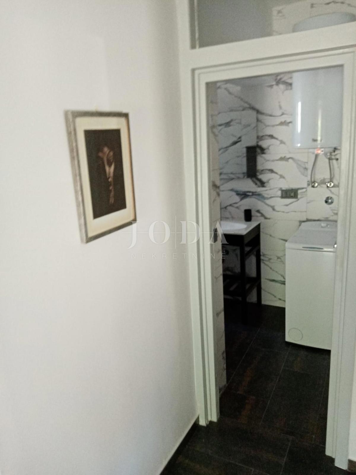 Vodice, hiša s parkiriščem na vrhunski lokaciji