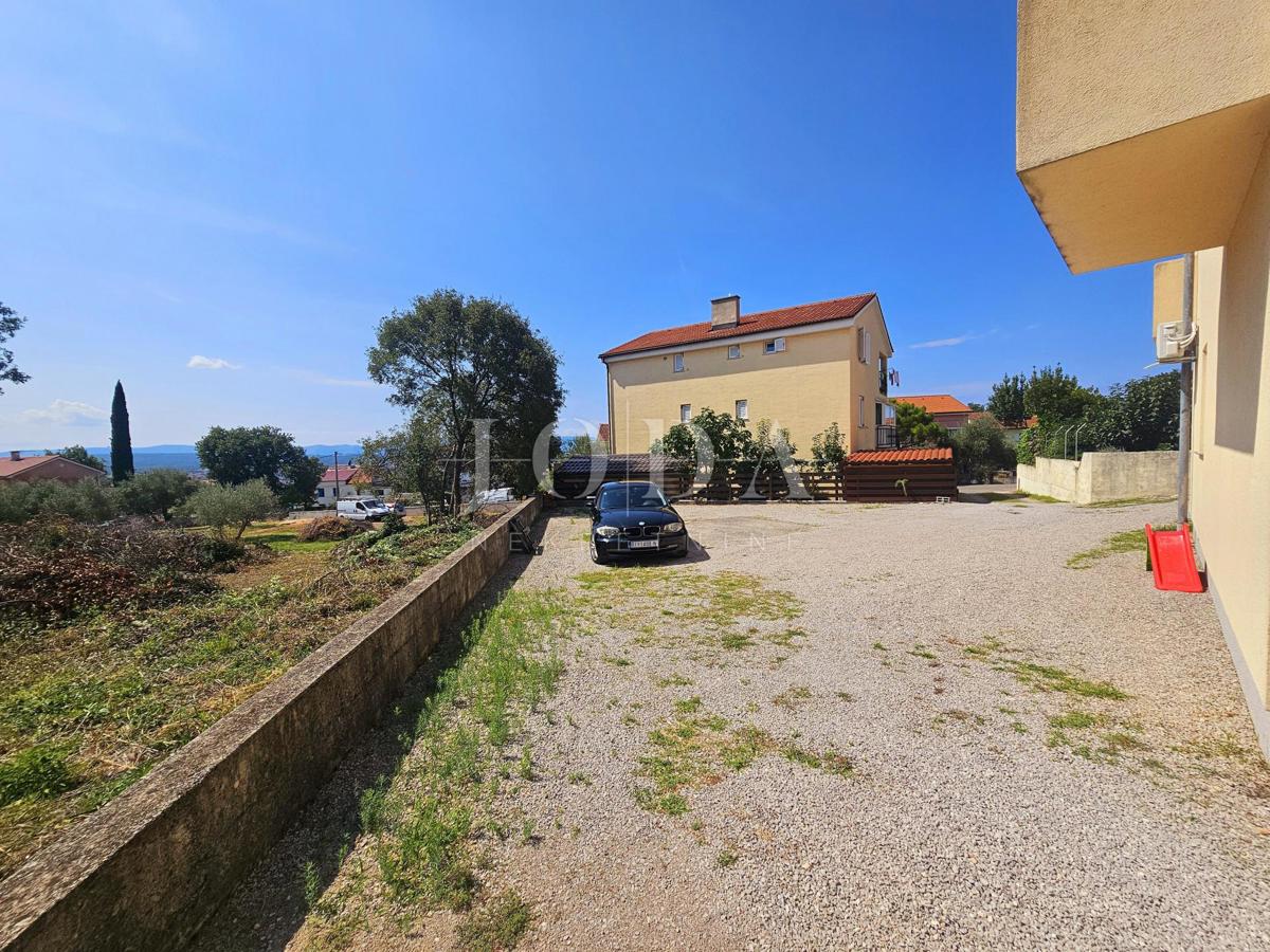 Hiša s tremi apartmaji v bližini Malinske, otok Krk