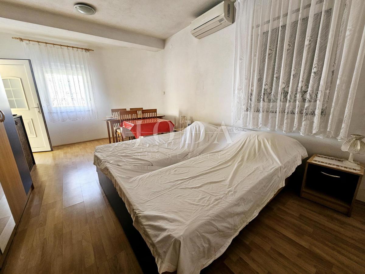 Hiša s tremi apartmaji v bližini Malinske, otok Krk