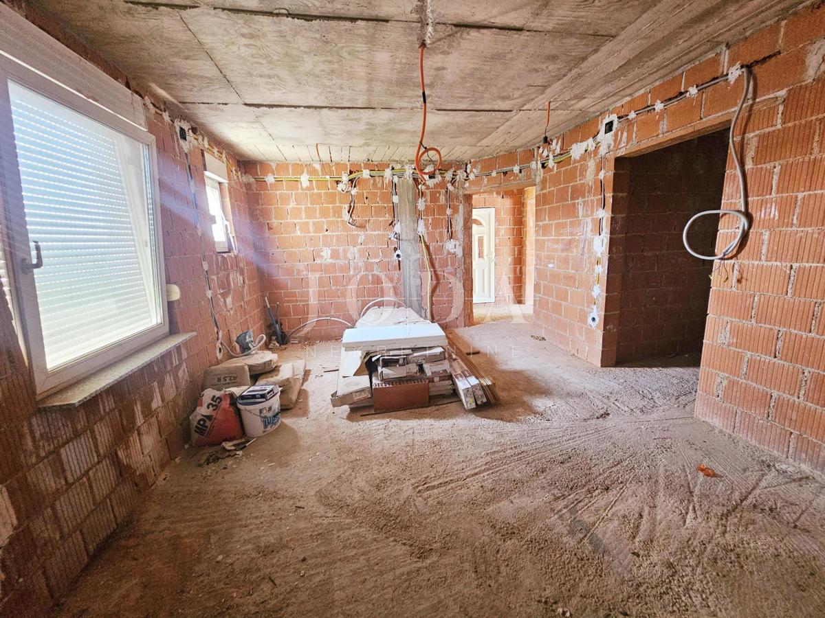 Hiša s tremi apartmaji v bližini Malinske, otok Krk