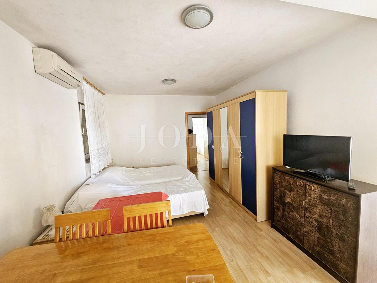 Hiša s tremi apartmaji v bližini Malinske, otok Krk