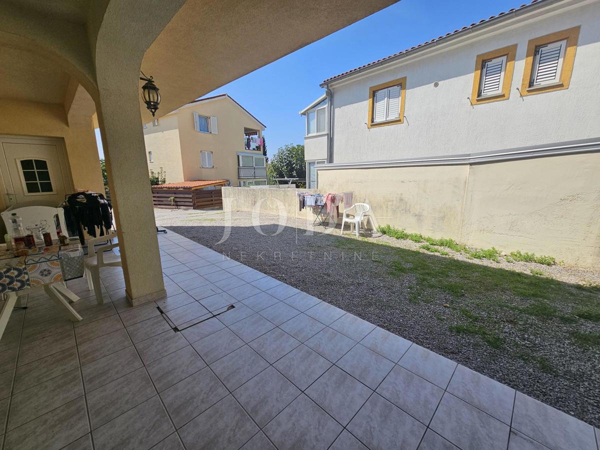 Hiša s tremi apartmaji v bližini Malinske, otok Krk