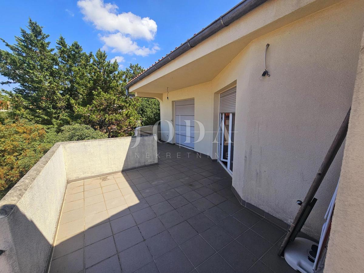 Hiša s tremi apartmaji v bližini Malinske, otok Krk