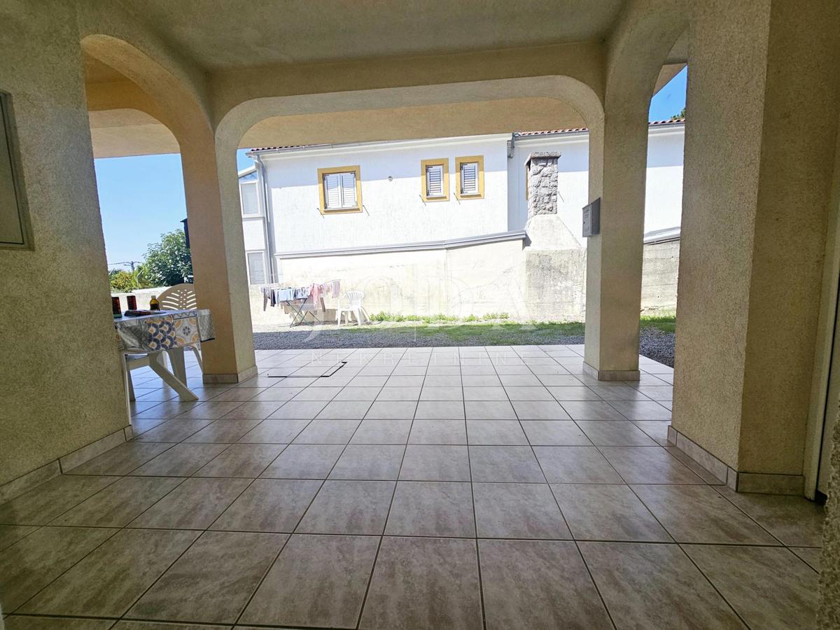 Hiša s tremi apartmaji v bližini Malinske, otok Krk