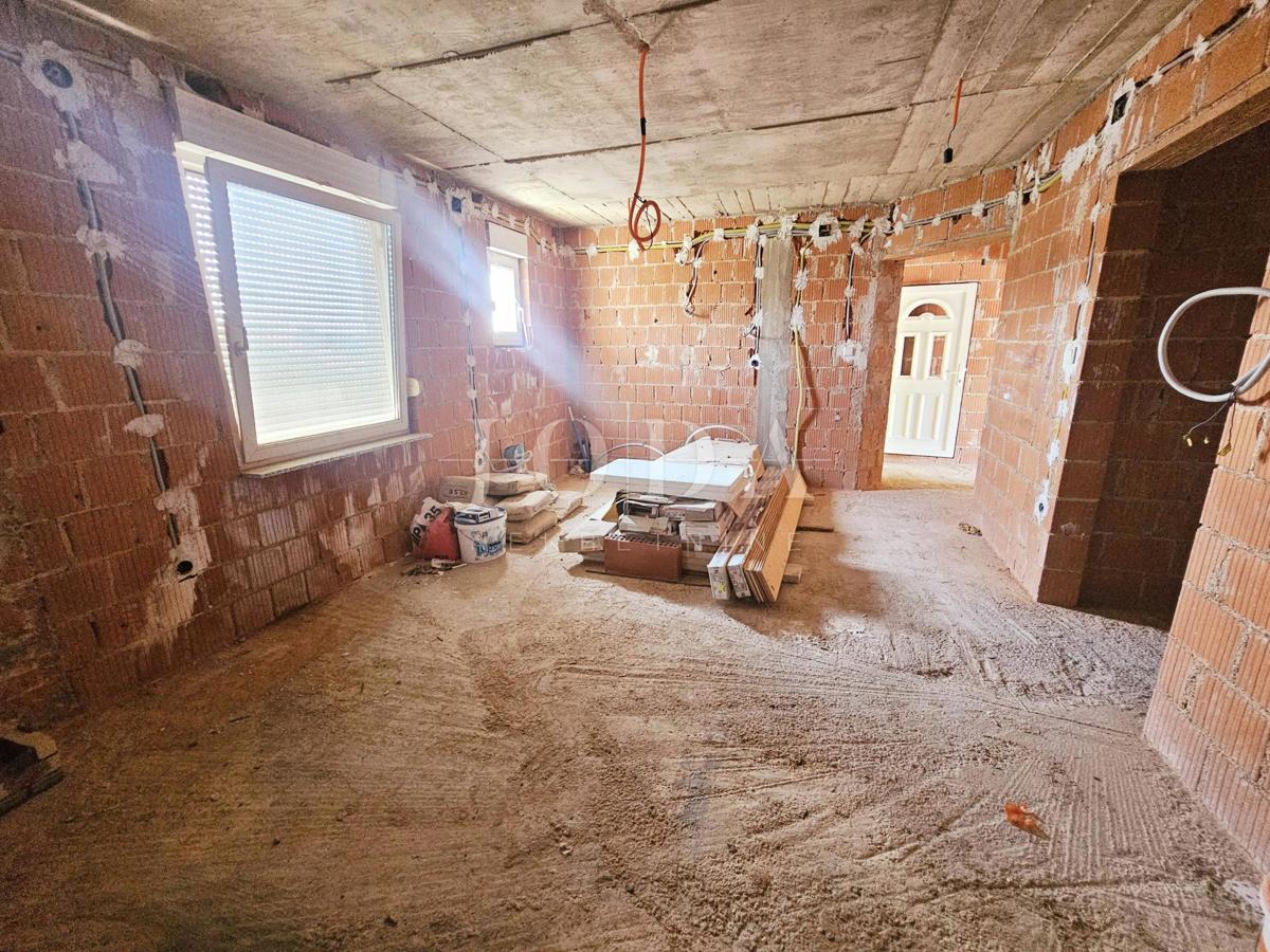 Hiša s tremi apartmaji v bližini Malinske, otok Krk