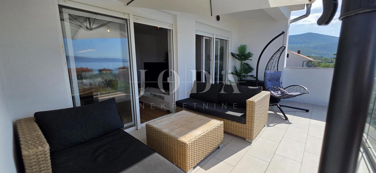 Na novo prenovljen penthouse 67 m² s panoramskim razgledom na morje (prodaja)