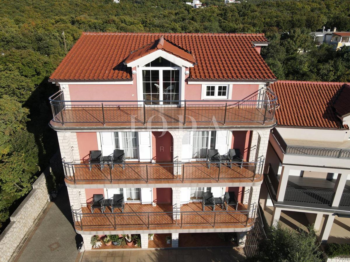 Investicijska priložnost – Apartmajska hiša z bazenom v Crikvenici