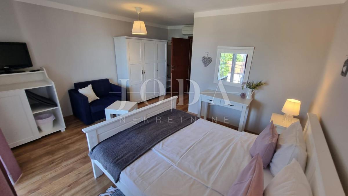 Investicijska priložnost – Apartmajska hiša z bazenom v Crikvenici