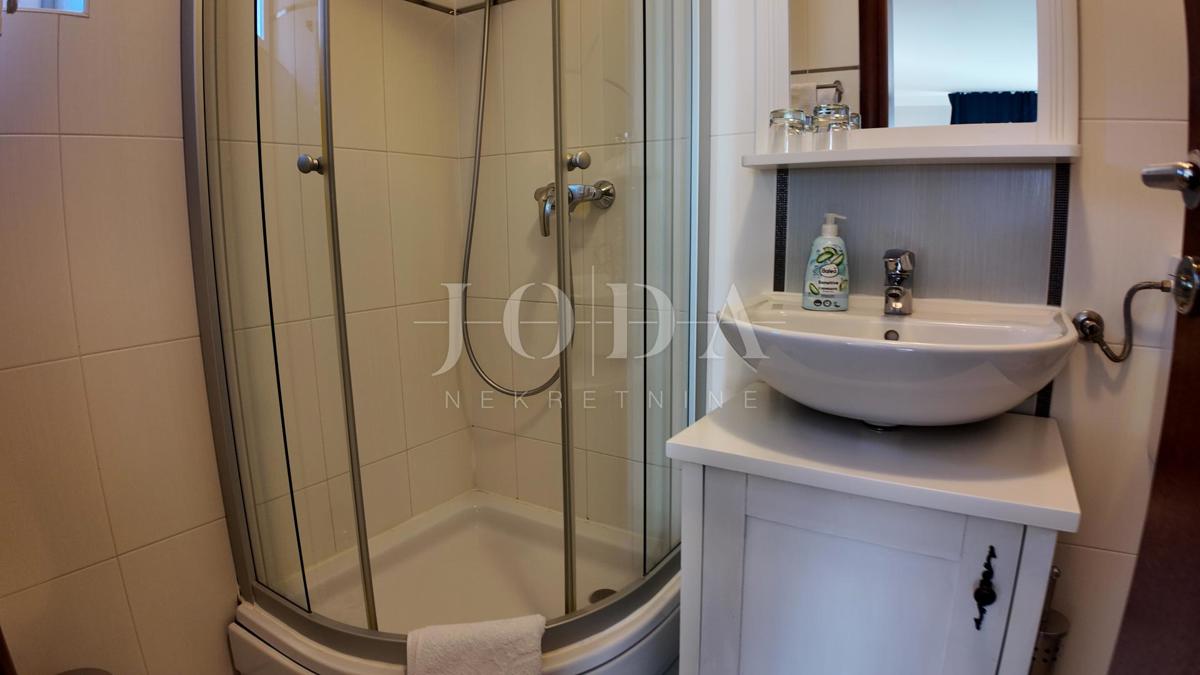 Investicijska priložnost – Apartmajska hiša z bazenom v Crikvenici