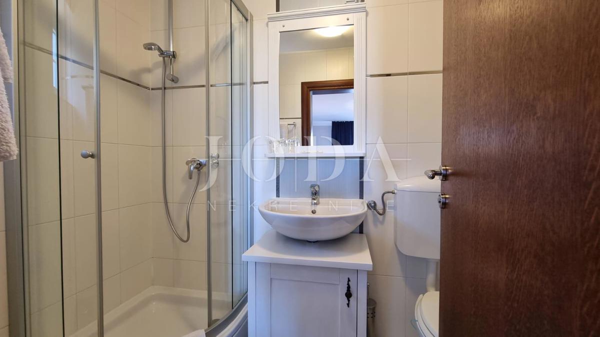 Investicijska priložnost – Apartmajska hiša z bazenom v Crikvenici