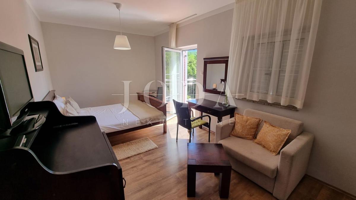 Investicijska priložnost – Apartmajska hiša z bazenom v Crikvenici