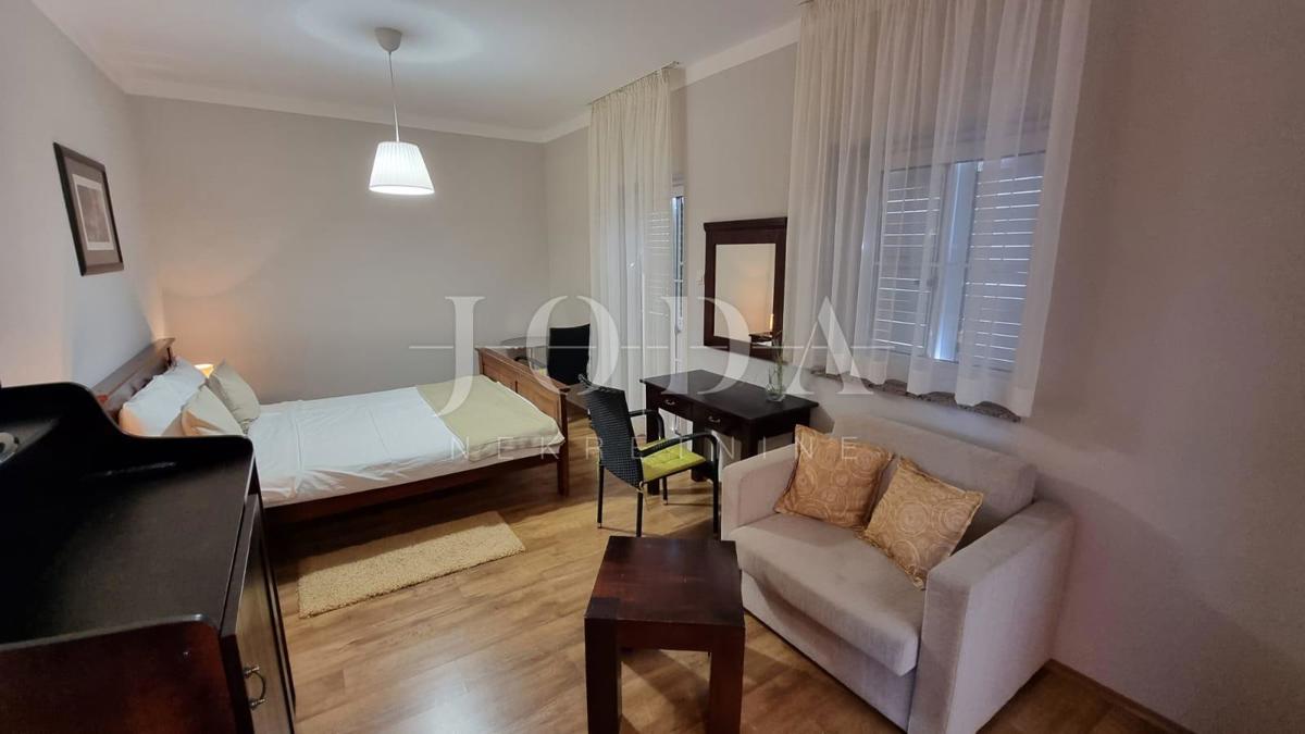 Investicijska priložnost – Apartmajska hiša z bazenom v Crikvenici