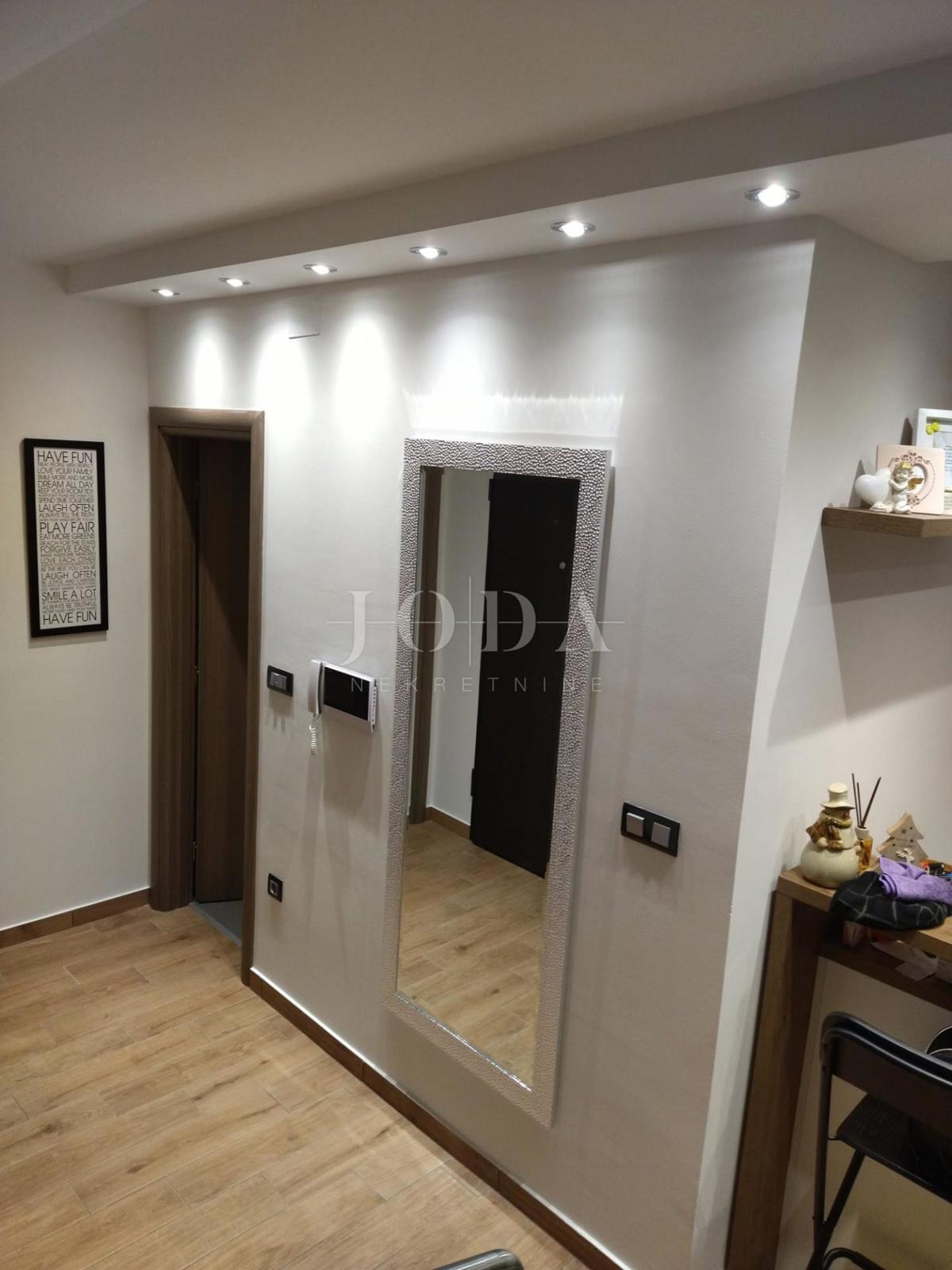 Sodobno dvoetažno stanovanje z dvema terasama in odprtim razgledom na Kvarnerski zaliv