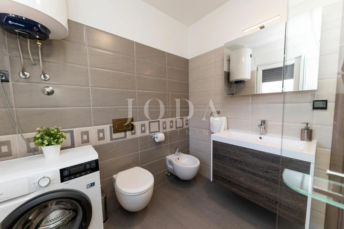 Sodobno dvoetažno stanovanje z dvema terasama in odprtim razgledom na Kvarnerski zaliv