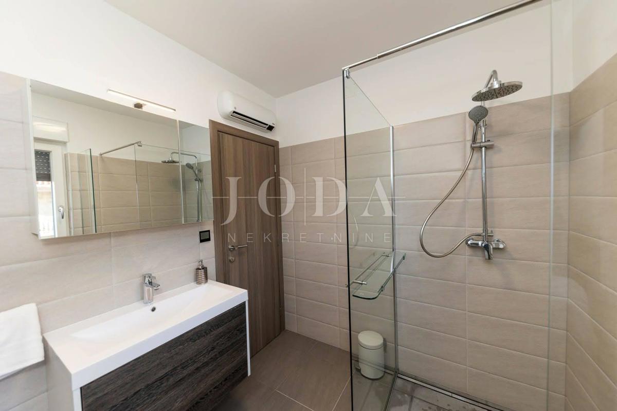 Sodobno dvoetažno stanovanje z dvema terasama in odprtim razgledom na Kvarnerski zaliv