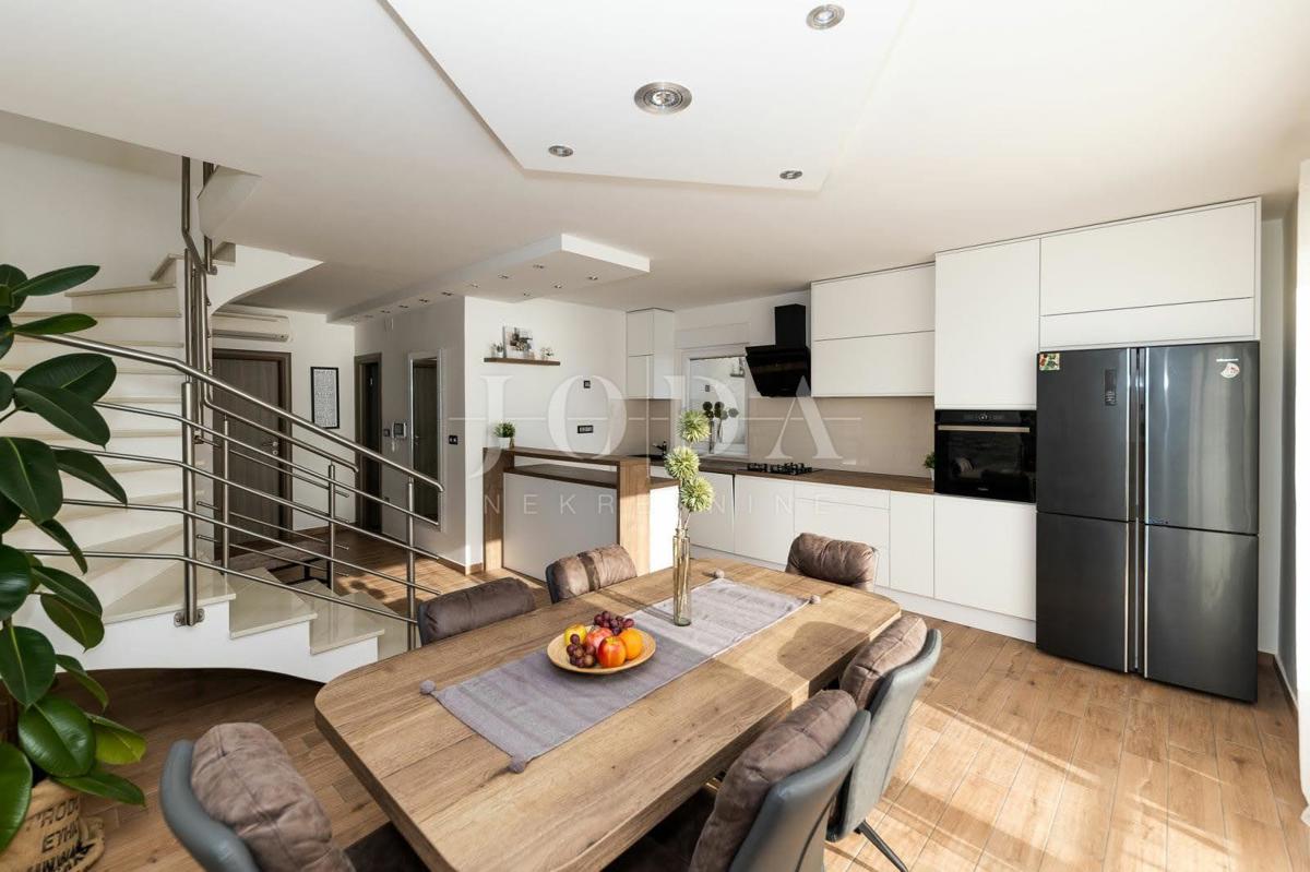 Sodobno dvoetažno stanovanje z dvema terasama in odprtim razgledom na Kvarnerski zaliv