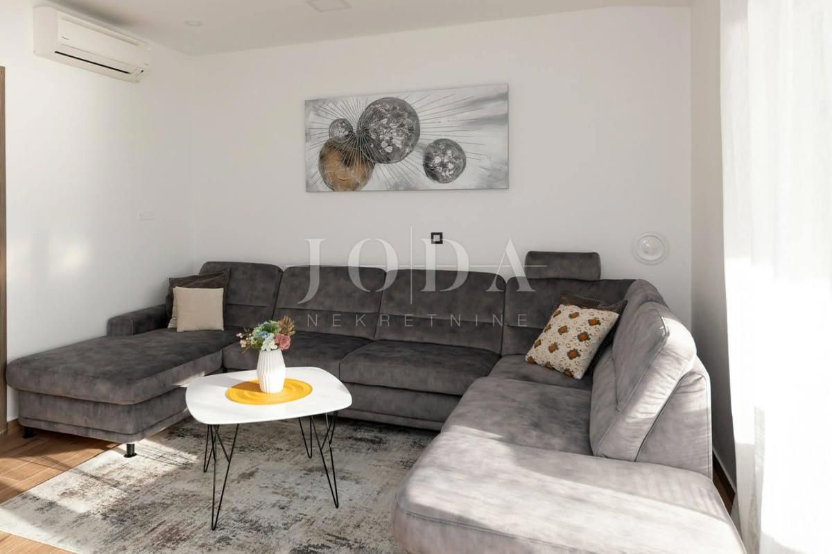 Sodobno dvoetažno stanovanje z dvema terasama in odprtim razgledom na Kvarnerski zaliv