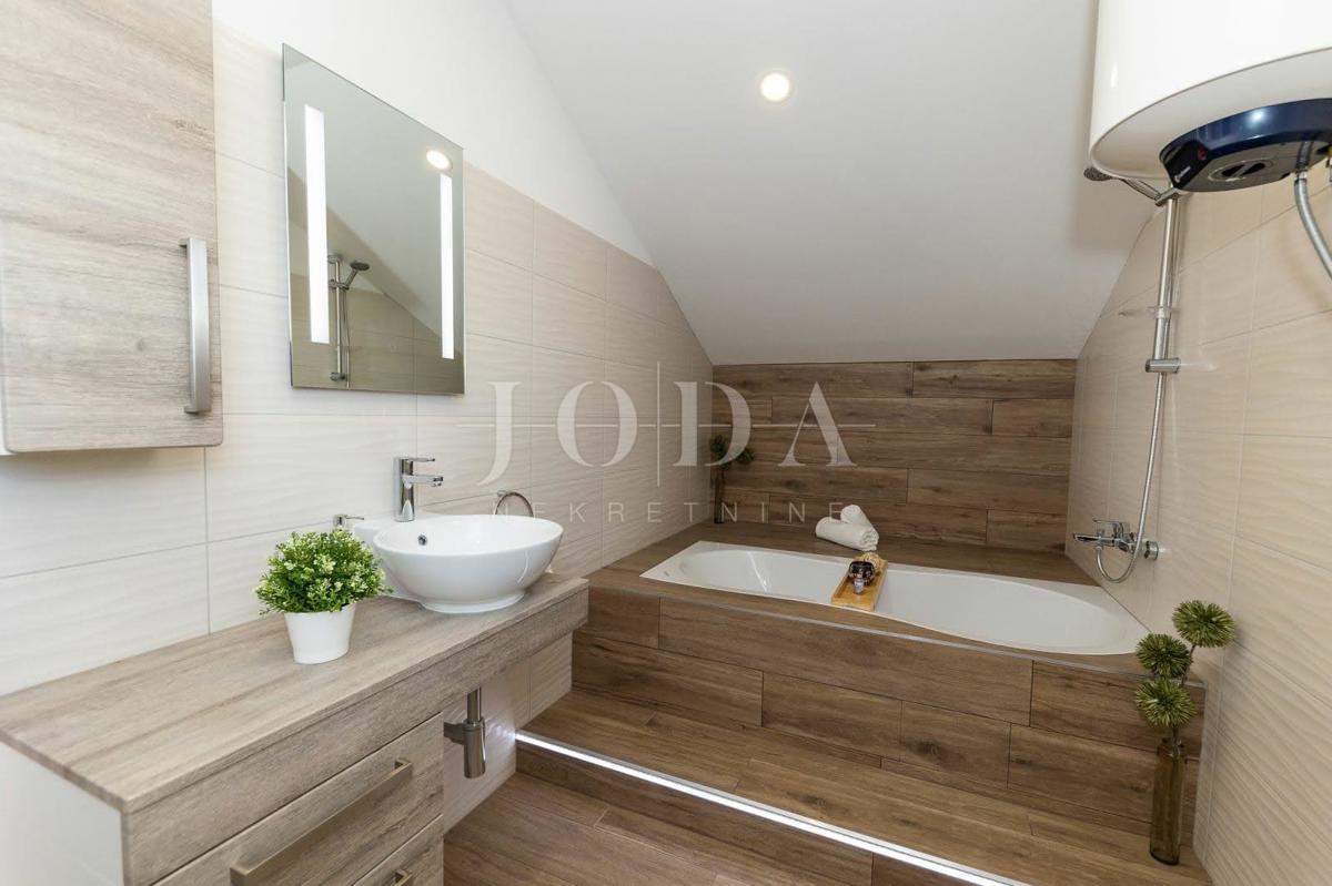 Sodobno dvoetažno stanovanje z dvema terasama in odprtim razgledom na Kvarnerski zaliv