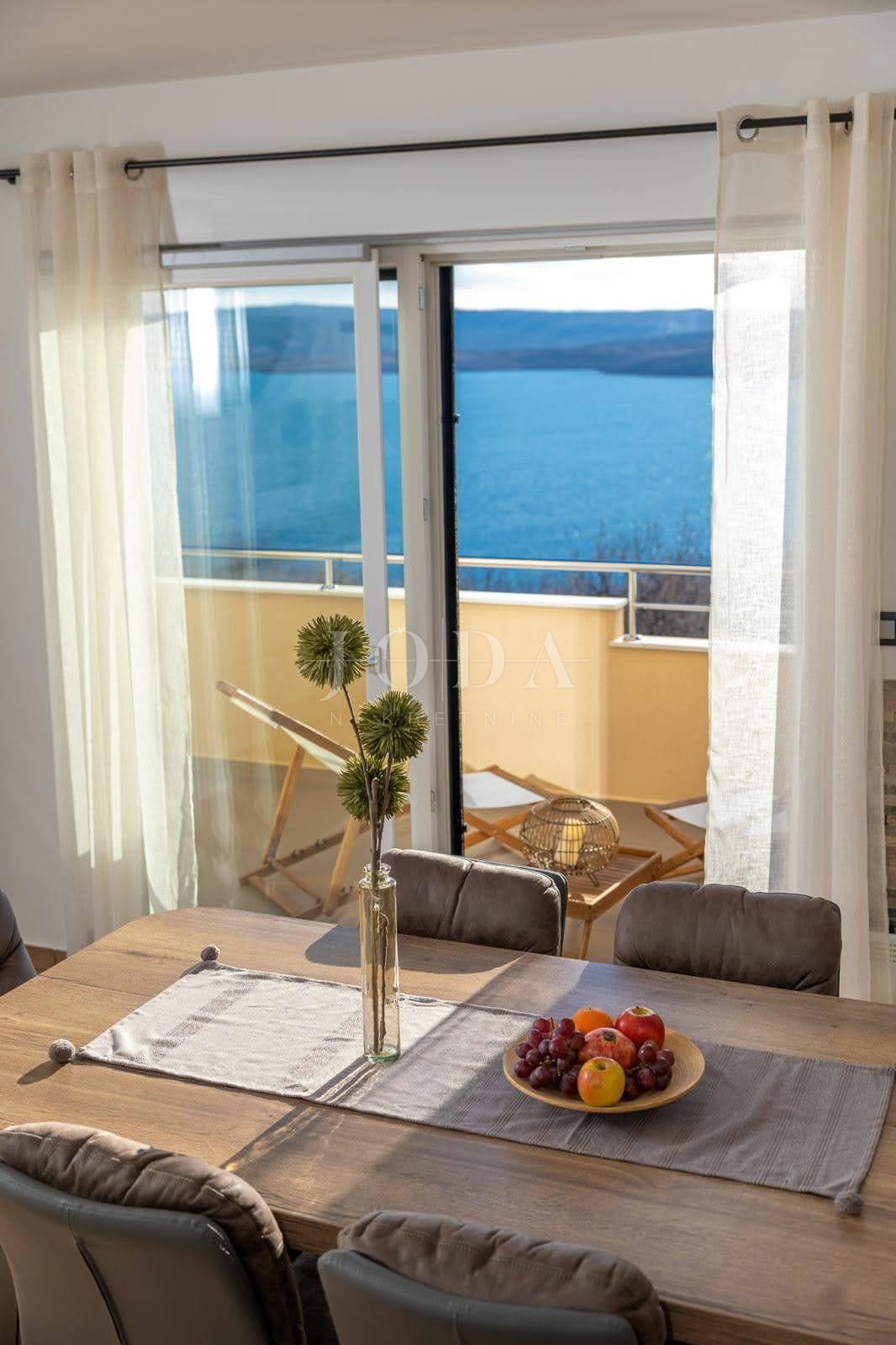 Sodobno dvoetažno stanovanje z dvema terasama in odprtim razgledom na Kvarnerski zaliv