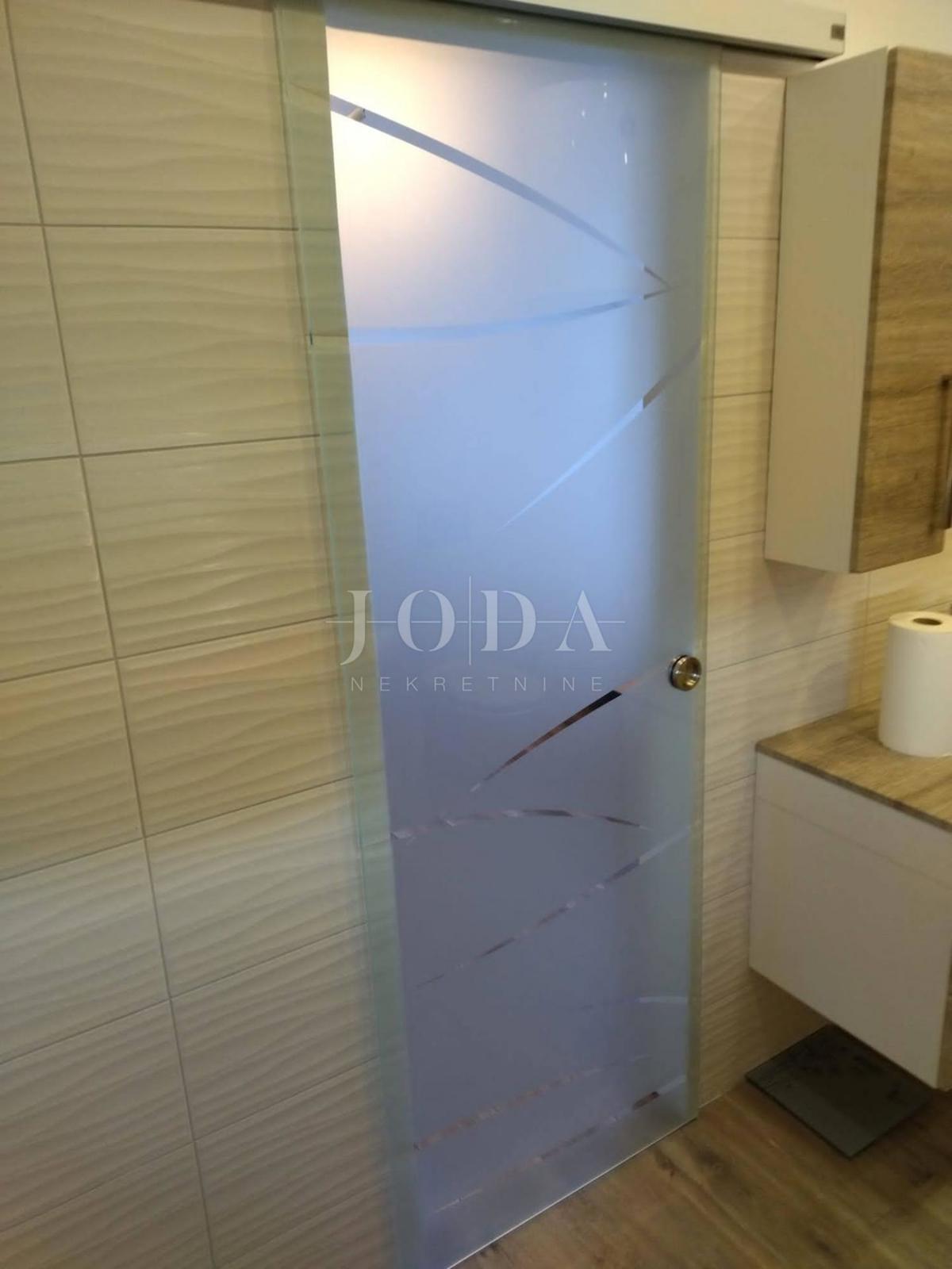 Sodobno dvoetažno stanovanje z dvema terasama in odprtim razgledom na Kvarnerski zaliv