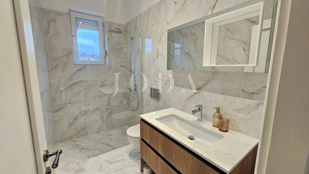 Popolnoma obnovljeno stanovanje 57 m² – širše središče Novega Vinodolskega, blizu morja