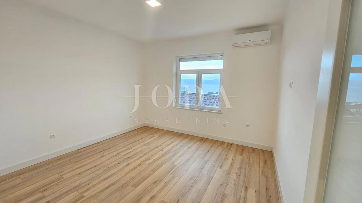 Popolnoma obnovljeno stanovanje 57 m² – širše središče Novega Vinodolskega, blizu morja