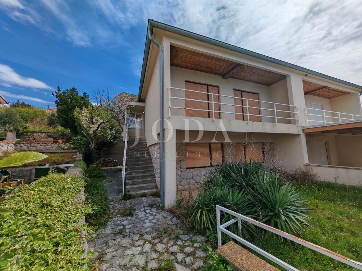 Hiša z dvema stanovanjema in garažo 200m od morja