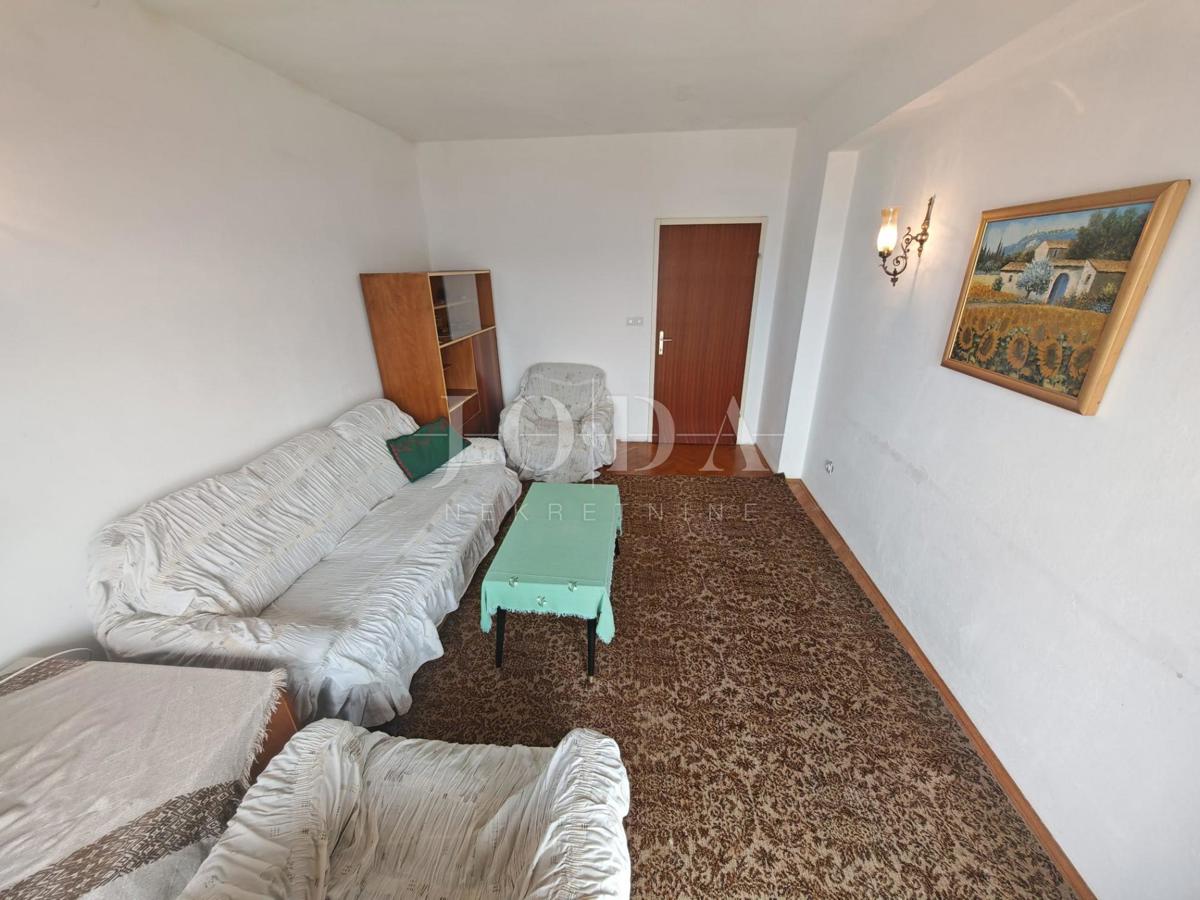 Hiša z dvema stanovanjema in garažo 200m od morja