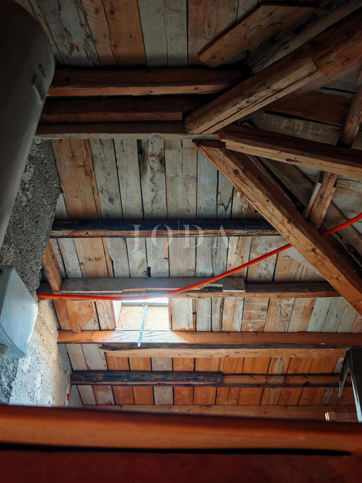 Hiša z dvema stanovanjema in garažo 200m od morja