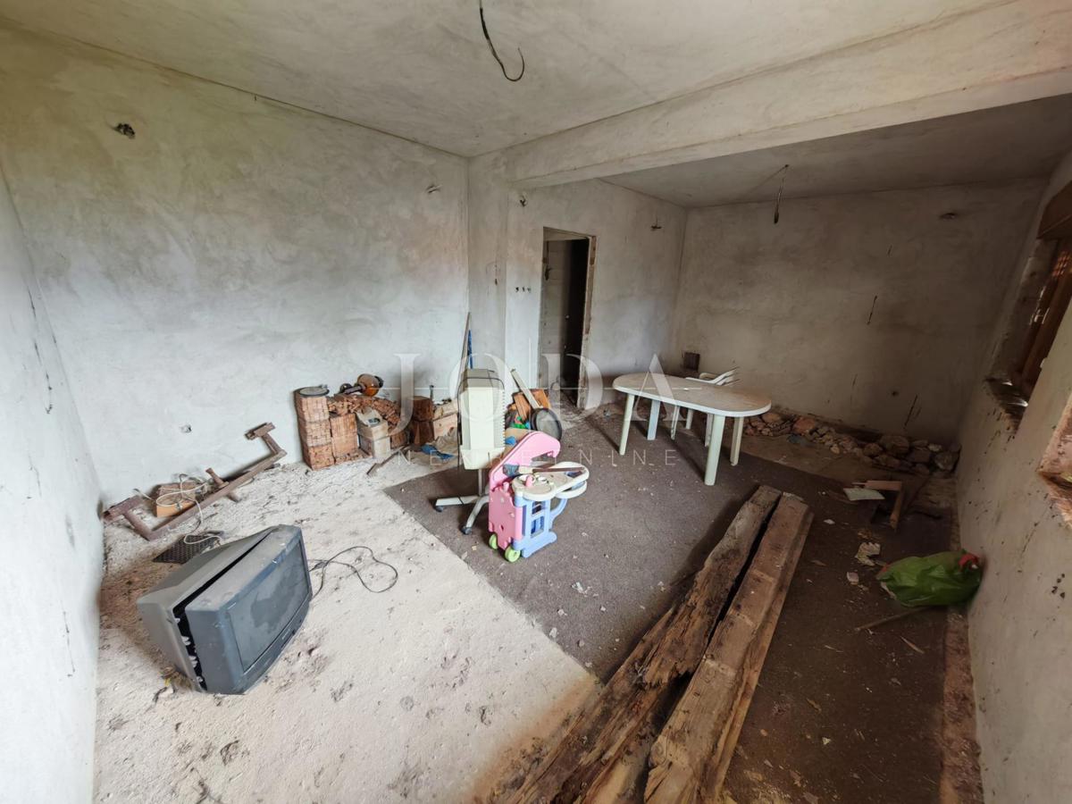 Hiša z dvema stanovanjema in garažo 200m od morja