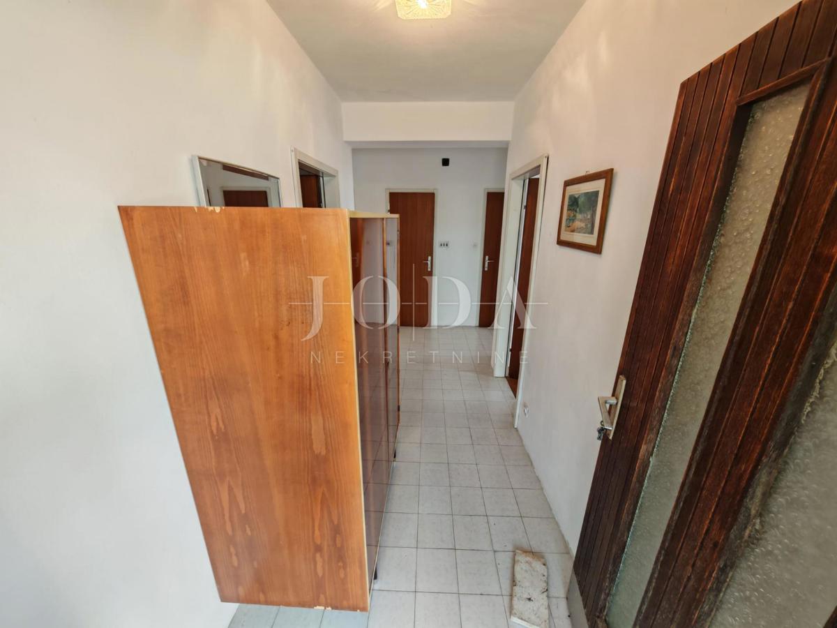 Hiša z dvema stanovanjema in garažo 200m od morja