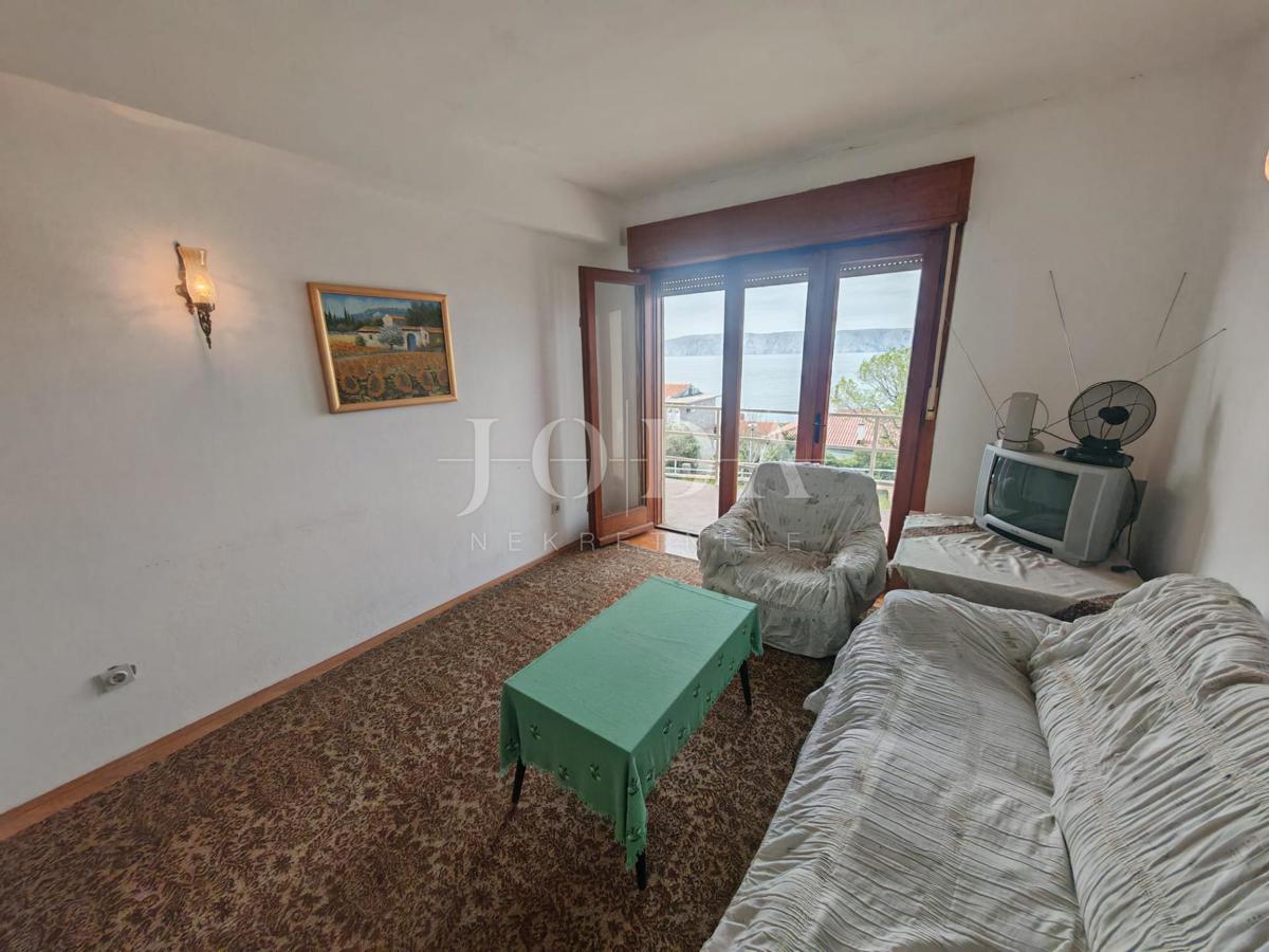 Hiša z dvema stanovanjema in garažo 200m od morja