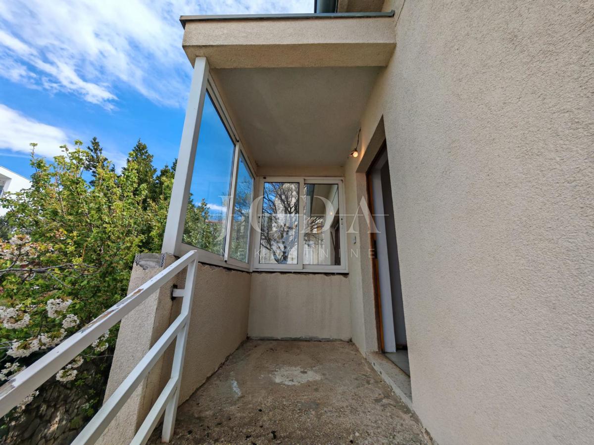 Hiša z dvema stanovanjema in garažo 200m od morja