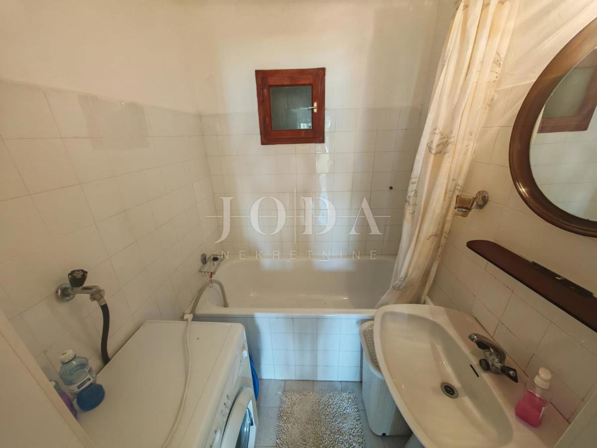 Hiša z dvema stanovanjema in garažo 200m od morja