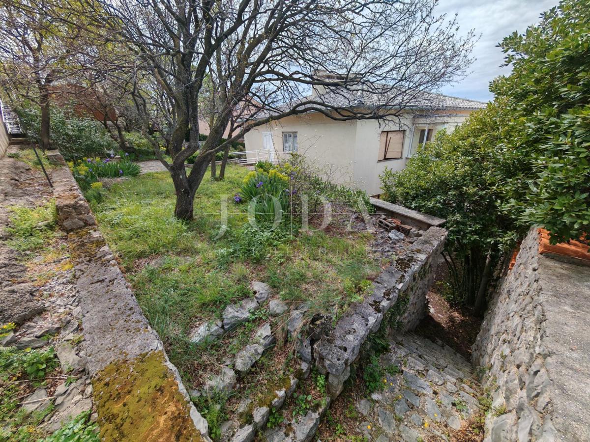 Hiša z dvema stanovanjema in garažo 200m od morja