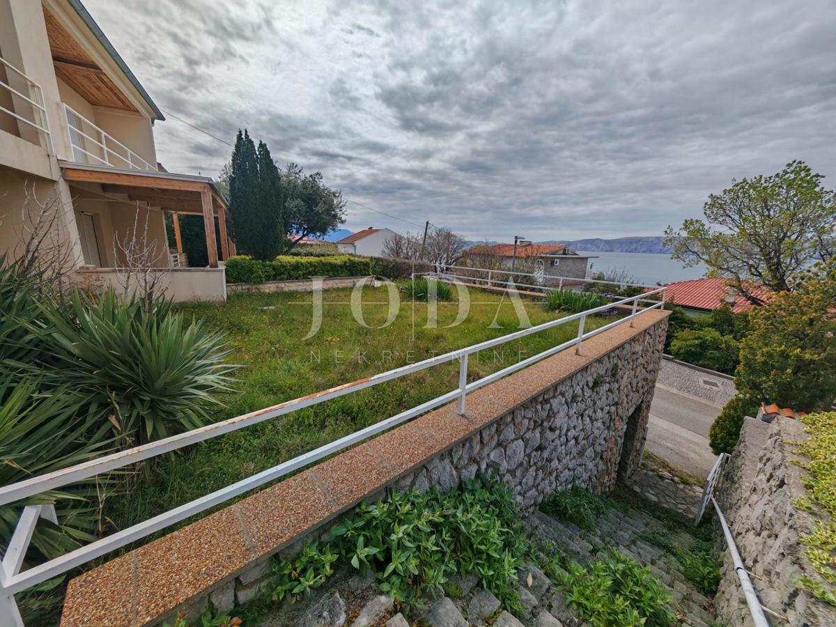 Hiša z dvema stanovanjema in garažo 200m od morja