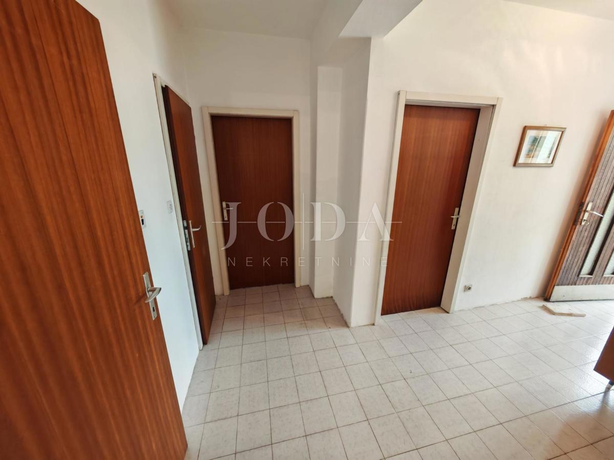 Hiša z dvema stanovanjema in garažo 200m od morja