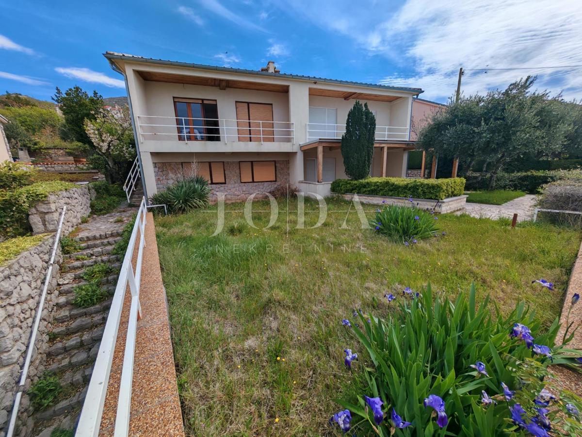 Hiša z dvema stanovanjema in garažo 200m od morja