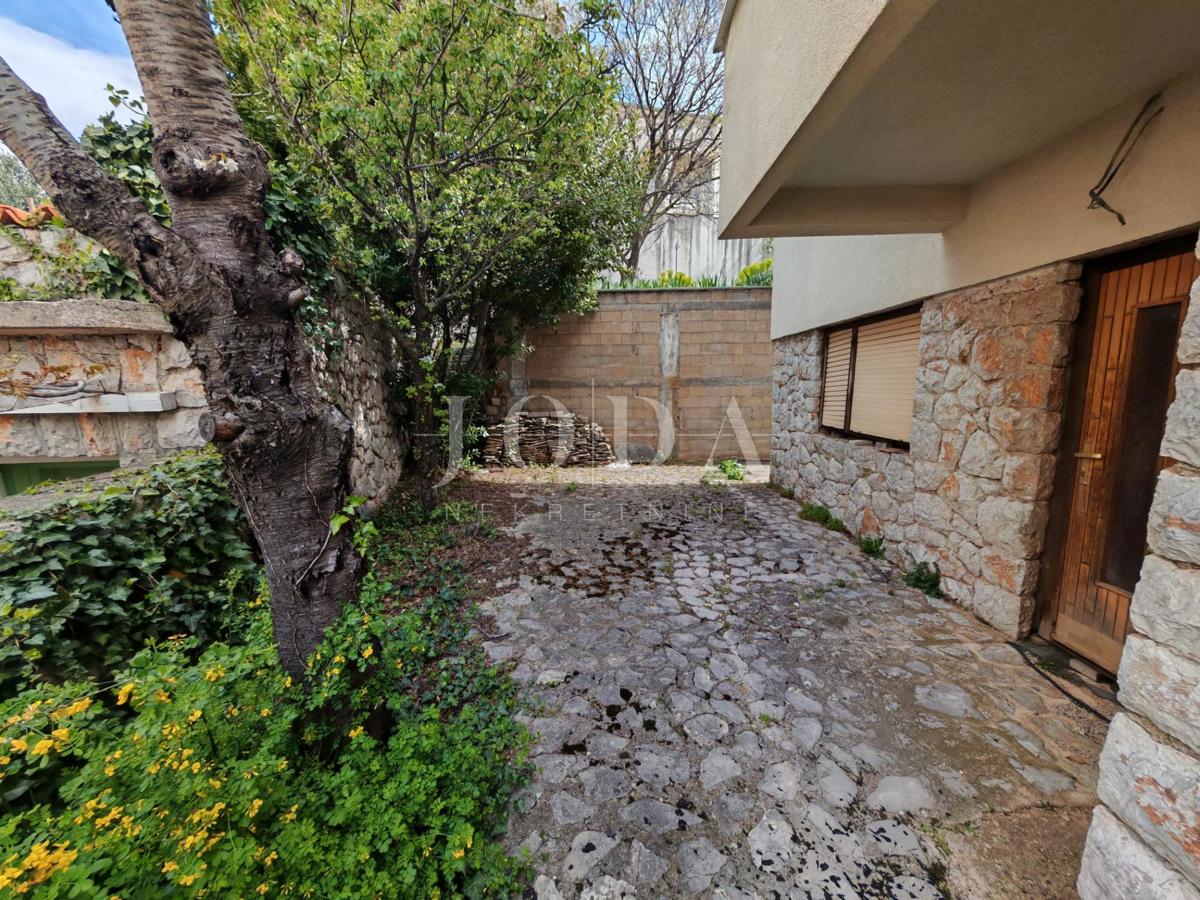 Hiša z dvema stanovanjema in garažo 200m od morja