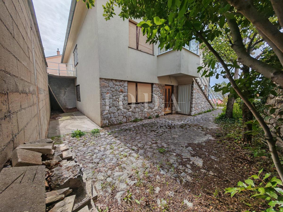 Hiša z dvema stanovanjema in garažo 200m od morja