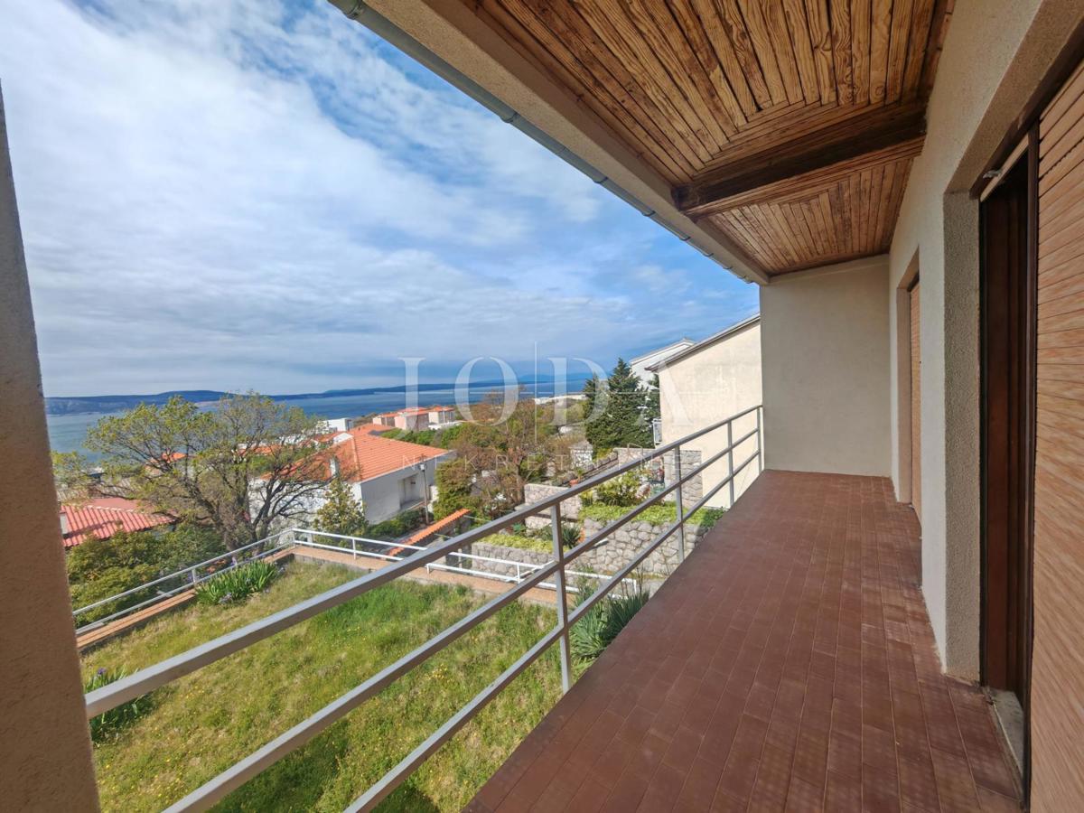 Hiša z dvema stanovanjema in garažo 200m od morja