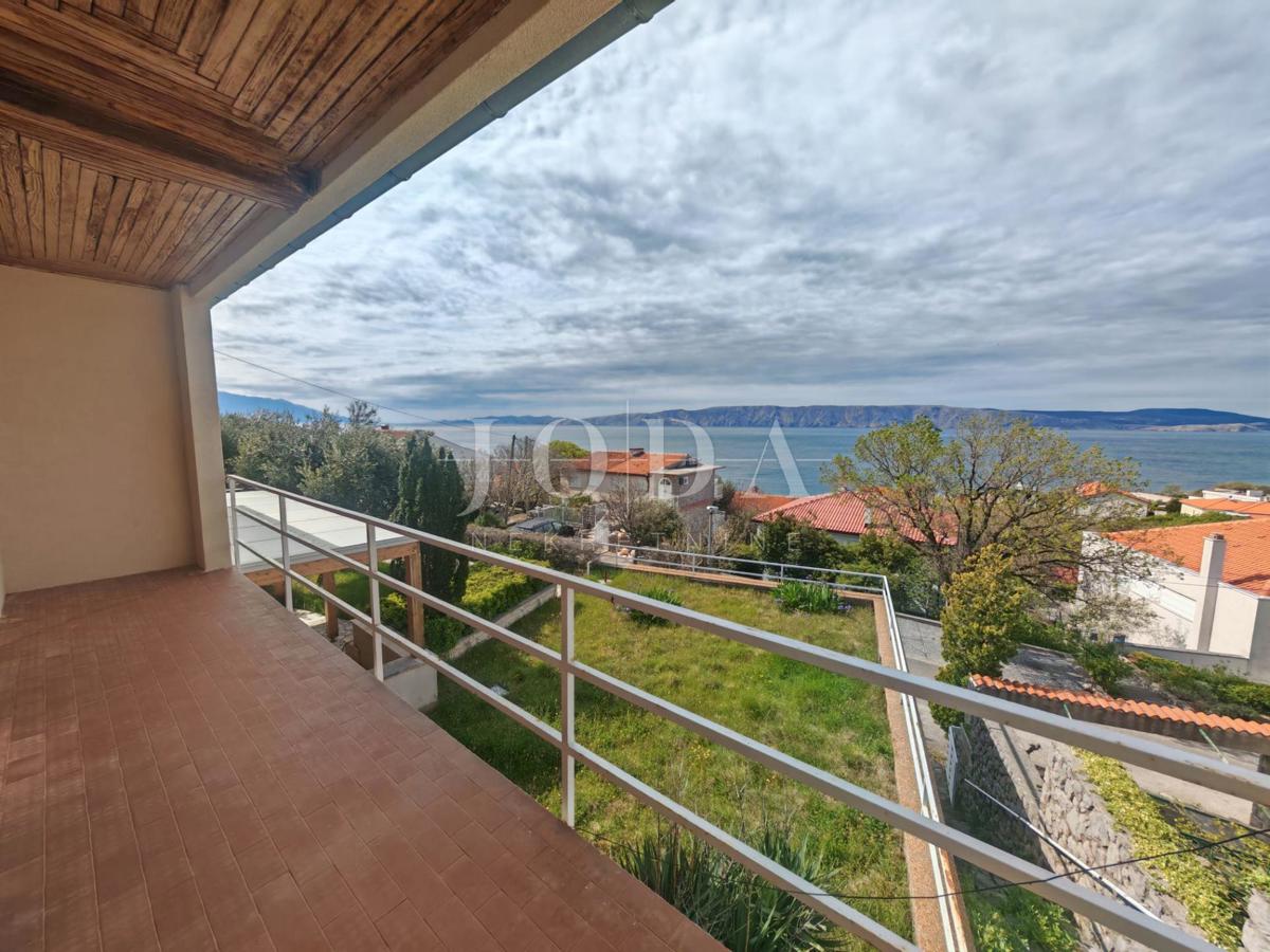 Hiša z dvema stanovanjema in garažo 200m od morja