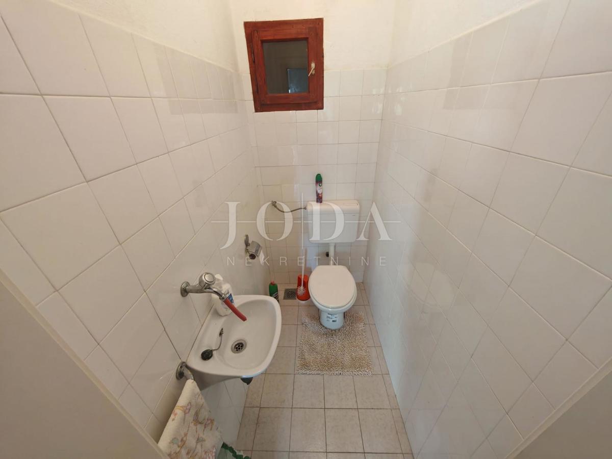 Hiša z dvema stanovanjema in garažo 200m od morja