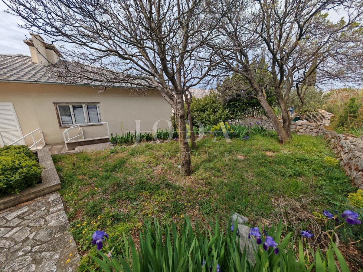 Hiša z dvema stanovanjema in garažo 200m od morja