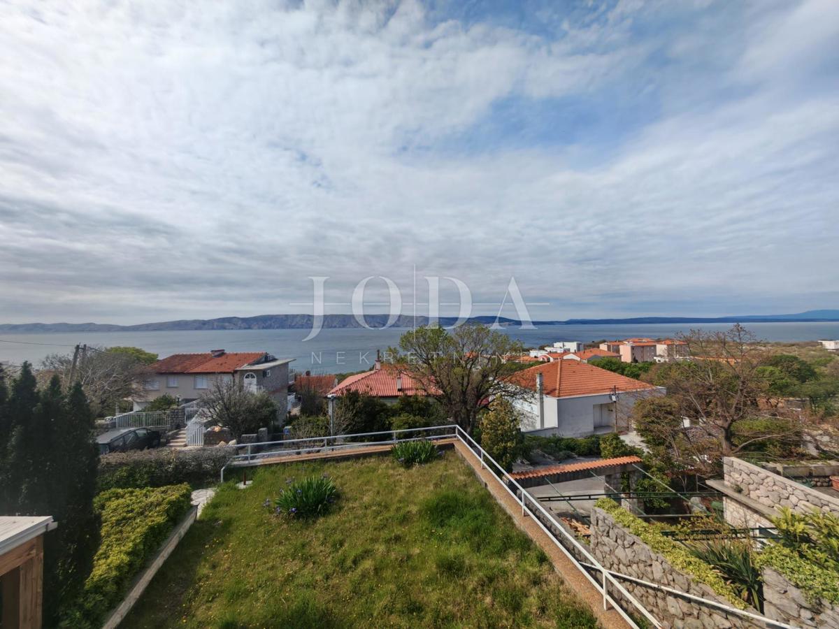 Hiša z dvema stanovanjema in garažo 200m od morja