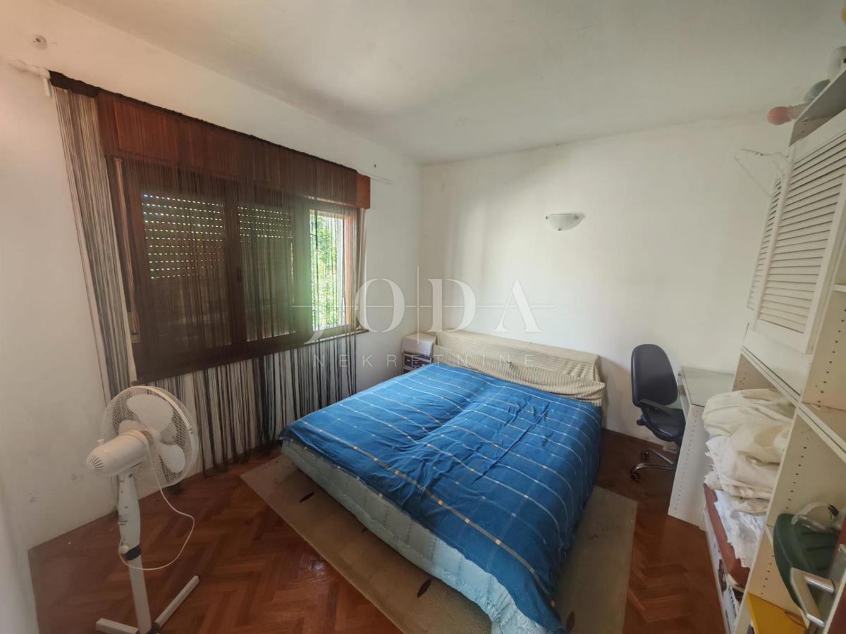 Hiša z dvema stanovanjema in garažo 200m od morja