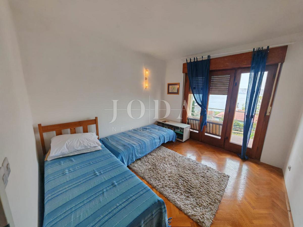 Hiša z dvema stanovanjema in garažo 200m od morja